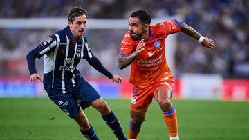 Jordi Cortizo (L) of Monterrey fights for the ball with Jesus Alonso Escoboza (R) of Mazatlan during the 9th round match between Monterrey and Mazatlan FC as part of the Liga BBVA MX, Torneo Apertura 2024 at BBVA Bancomer Stadium on September 21, 2024 in Monterrey, Nuevo Leon, Mexico.