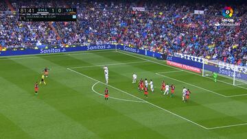 El golazo de falta de Parejo que casi pone la Liga patas arriba