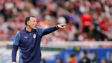 AME9425. GUADALAJARA (MÉXICO), 18/10/2025.- El entrenador de Guadalajara, Gabriel Milito, da instrucciones este sábado, en un partido de la jornada 13 de la Liga MX entre Guadalajara y Mazatlán en el Estadio Akron, en Guadalajara (México). EFE/ Francisco Guasco