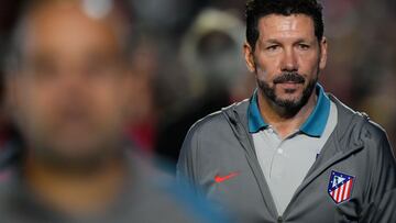 VIC (CATALUÑA), 31/10/2024.- El entrenador del Atlético de Madrid, Diego Simeone, este jueves, en un partido de primera ronda de la Copa del Rey, entre el Vic y el Atlético de Madrid, en el estadio Hipòlit Planàs de Vic (Cataluña).EFE/ Siu Wu