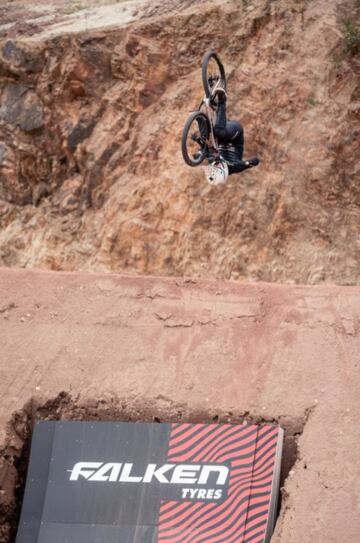 La primera rider en planchar un Front Flip en MTB. 