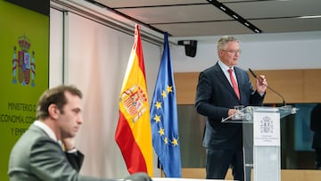El secretario general de la OCDE, Mathias Cormann (d), interviene durante la presentación del ‘Estudio Económico de España’, a 26 de noviembre de 2025, en Madrid (España). En el estudio se analiza el reciente desempeño económico español.
26 NOVIEMBRE 2025;MINISTRO;CARLOS CUERPO;CUERPO;ECONOMÍA;MADRID
Matias Chiofalo / Europa Press
26/11/2025