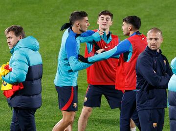 Ferrán Torres y Gavi bromean durante el entrenamiento.