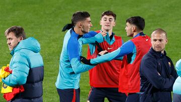 Ferrán Torres y Gavi bromean durante el entrenamiento.