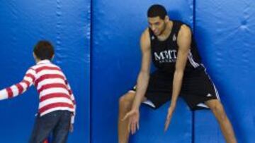 El pívot tunecino Salah Mejri (2,17 m) ejerce de improvisado portero de fútbol antes del entrenamiento de ayer.