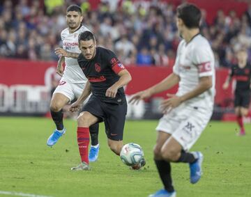 El jugador del Atlético de Madrid, Koke, trata de llevarse el balón. 

