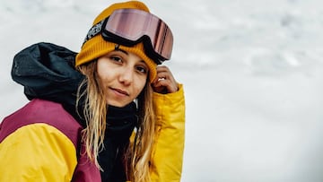 La snowboarder de Almoster, Reus (Tarragona), una de las mejores freeriders del mundo, posando en la nieve con una chaqueta WeAreColour, unas gafas Head.
