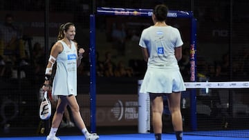 Gemma Triay reacciona con euforia tras un punto con Delfi Brea.