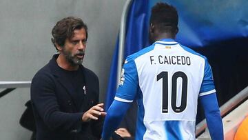 Momento en el que el t&eacute;cnico del Espanyol se encara a Caicedo tras su expulsi&oacute;n.