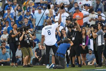 La tarde este sábado, el ex basquetbolista de Los Angeles Lakers visitó el Dodger Stadium previo al Juego 4 de la Serie Mundial vs Boston Red Sox