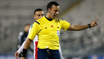 Futbol, Palestino vs Libertad Copa Sudmericana 2016.
El arbitro Dario herrera durante el partido por la Copa Sudamericana 2016 disputado en el estadio Monumental en Santiago, Chile.
11/08/2016 
Martin Thomas/Photosport******** 
Football, Palestino vs Libertad Copa Sudamericana 2016.
The referee Dario Herrera during the Copa Sudamericana 2016 football match held at the Monumental stadium in Santiago, Chile.
10/08/2016
Martin Thomas/Photosport