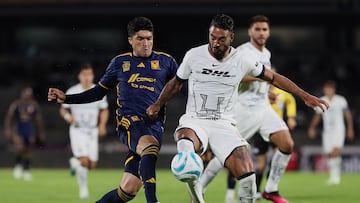 MEX3666. CIUDAD DE MÉXICO (MÉXICO), 27/08/2023.- Nicolás Ibáñez (i) de Tigres disputa el balón con José Caicedo (i) de Pumas hoy, durante un juego por la jornada 6 del torneo Apertura 2023 de la Liga MX en el estadio Olímpico Universitario de Ciudad de México (México). EFE/Mario Guzmán
