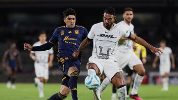 MEX3666. CIUDAD DE MÉXICO (MÉXICO), 27/08/2023.- Nicolás Ibáñez (i) de Tigres disputa el balón con José Caicedo (i) de Pumas hoy, durante un juego por la jornada 6 del torneo Apertura 2023 de la Liga MX en el estadio Olímpico Universitario de Ciudad de México (México). EFE/Mario Guzmán