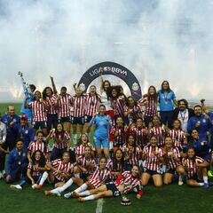Chivas celebra en La Minerva con sus aficionados