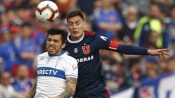 El jugador de Universidad Católica Edson Puch, disputa el balon con Matias Rodriguez de Universidad de Chile.