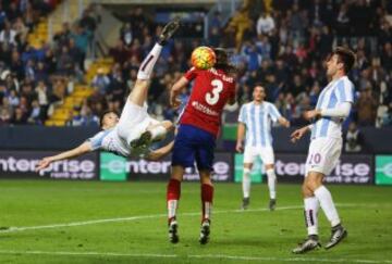 Charles en un espectacular momento del partido Málaga-Atlético de Madrid.