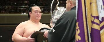 Kisenosato, recibiendo el trofeo de campeón del torneo de Tokio, que le valió la promoción a Yokozuna.