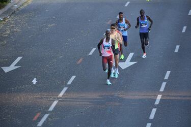 Varias personas participan en la 47ª edición del Zurich Rock 'N' Roll Running Series, a 27 de abril de 2025, en Madrid (España).