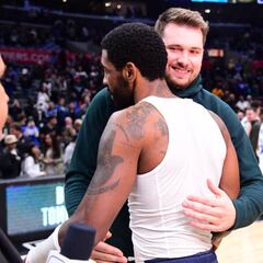 Kyrie Irving debuta sonriendo