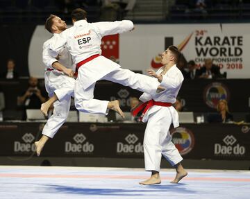 Final masculina de katas por equipos, España contra Japón,  en la que Japón venció por 5 - 0
