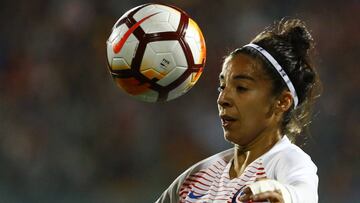 La jugadora de Chile Nicol Sanhueza juega el balon contra Sudafrica durante el partido amistoso en el Estadio Santa Laura.