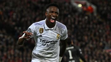 Vinicius celebra su primer gol al Liverpool.