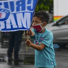 Afición de Cruz Azul alentó en el hotel de concentración