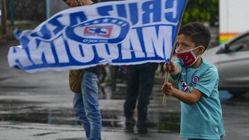 Afición de Cruz Azul alentó en el hotel de concentración