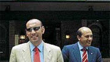 <B>EN MADRID</B>. Monchi y Del Nido al salir de la reunión.