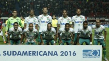 Chapecoense (Brasil) se quedó con el título de Copa Sudamericana. El elenco verde disputaría la final ante Atlético Nacional, pero un accidente aéreo terminó con la vida de gran parte del plantel, cuerpo técnico y dirigentes. El cuadro colombiano, a modo homenaje, pidió que se declarará campeón al Chape, petición que fue aceptada por la CONMEBOL.