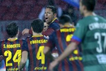 1-1. Adriano celebra el gol del empate.