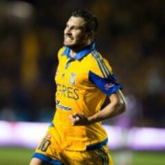 El triplete de Gignac alivia a los Tigres, que salen del fondo