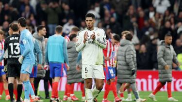 Soccer Football - LaLiga - Real Madrid v Atletico Madrid - Santiago Bernabeu, Madrid, Spain - February 8, 2025 Real Madrid's Jude Bellingham applauds fans after the match REUTERS/Violeta Santos Moura