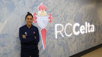 Ver&oacute;nica Boquete posa delante del escudo del Celta en las instalaciones de A Madroa en el mes de enero de 2019. 