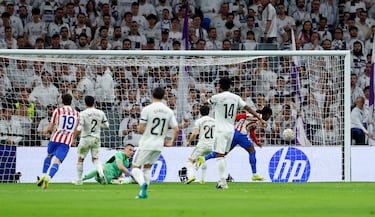 El delantero nigeriano arma el disparo que silencia el Bernabéu, aprovechando la desconexión defensiva blanca para colocar el balón lejos del alcance de Lunin.