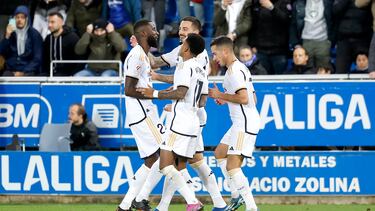 Los jugadores del Real Madrid celebran el gol de Lucas Vázquez al Alavés.