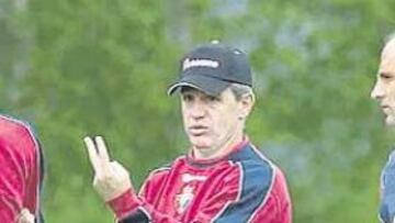 <b>COMPAÑEROS. </b>Ziganda, de espaldas, Aguirre y Martín González durante un entrenamiento de Osasuna.