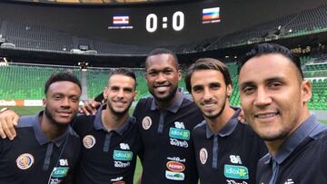 Keylor posa con varios compañeros de la selección de Costa Rica en el estadio de Krasnodar, donde jugará contra Rusia