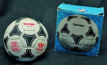 Despu谷s del 'Tango Durlast' (1978), 'Tango River Plate' (1980) y 'Tango Espa?a' (1982), Adidas ide車 para esta Eurocopa el 'Tango Mundial', con el rojo de las letras como gran novedad.