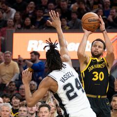 How many games has Stephen Curry gone without scoring a 3-pointer in his career?