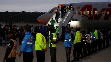 Venezuelans who were detained in El Salvador disembark a plane upon its arrival at Simon Bolivar International Airport, in Maiquetia, Venezuela July 18, 2025. REUTERS/Leonardo Fernandez Viloria