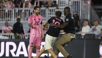 FORT LAUDERDALE, FLORIDA - MAY 03: Lionel Messi #10 of Inter Miami CF reacts as a security staff stops a pitch invader after the MLS match between Inter Miami CF and New York Red Bulls at Chase Stadium on May 03, 2025 in Fort Lauderdale, Florida. Leonardo Fernandez/Getty Images/AFP (Photo by Leonardo Fernandez / GETTY IMAGES NORTH AMERICA / Getty Images via AFP)