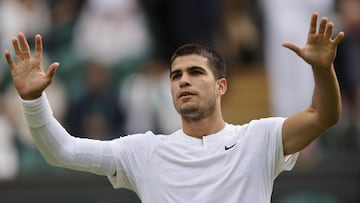 Wimbledon (United Kingdom), 01/07/2022.- Carlos Alcaraz of Spain celebrates after winning the men's third round match against Oscar Otte of Germany at the Wimbledon Championships, in Wimbledon, Britain, 01 July 2022. (Tenis, Alemania, Espa?a, Reino Unido) EFE/EPA/TOLGA AKMEN EDITORIAL USE ONLY