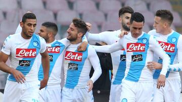 Los futbolistas del Nápoles celebran un gol en la Serie A con la actual equipación que utilizan ahora en la competición doméstica.