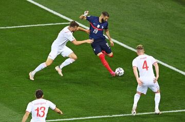 Silvan Widmer y Nico Elvedi con Karim Benzema.