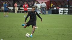 El delantero brasile&ntilde;o del FC Barcelona Neymar participa en un entrenamiento en el FedEx Field en Landover (Maryland), a las afueras de Washington.