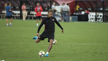 El delantero brasile&ntilde;o del FC Barcelona Neymar participa en un entrenamiento en el FedEx Field en Landover (Maryland), a las afueras de Washington.