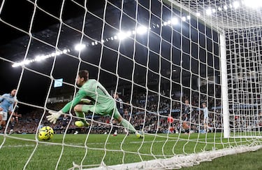 1-1. Centro de Williot Swedber al corazón área del Real Madrid y Borja Iglesias, con la pierna izquierda, cruza el balón al palo largo de Thibaut Courtois para igualar el partido.