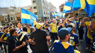 Varios seguidores animan este sábado en el partido de Leyendas del Villarreal CF en el centenario de club, en el Estadio de la Cerámica en Villarreal, Castellón. EFE/ Domenech Castelló