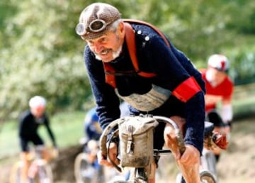 El ciclista italiano Luciano Berruti, de 74 años, durante la carrera que se creó en 1997 para salvaguardar la Strade Bianche de la Toscana. Empieza y termina en Gaiole, pueblo de la provincia de Siena.
